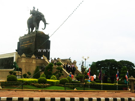 พระบรมราชานุสาวรีย์พระบาทสมเด็จพระพุทธยอดฟ้าจุฬาโลกมหาราช
