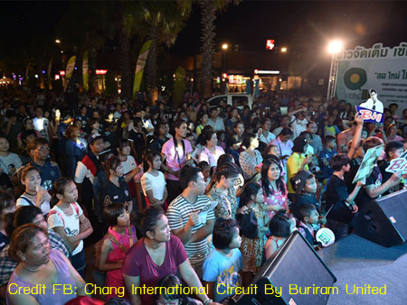 ชาวบุรีรัมย์ให้มาให้กำลังใจอย่างคับคั่ง