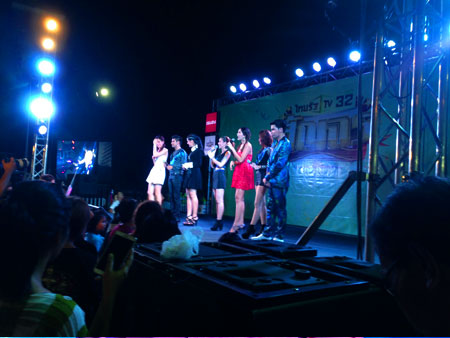 ทีผู้ประกาศข่าวและศิลปินขึ้นเวทีให้ความบันเทิง