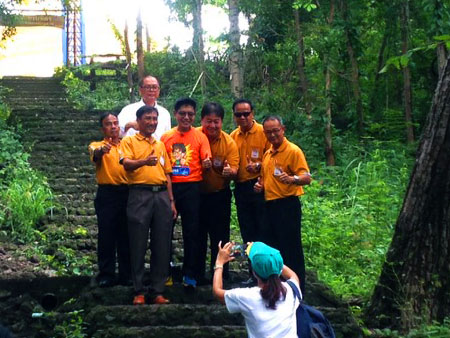 กนก รัตน์วงศ์สกุ ถ่ายรูปกับเจ้าหน้าที่@บุรีรัมย์ 