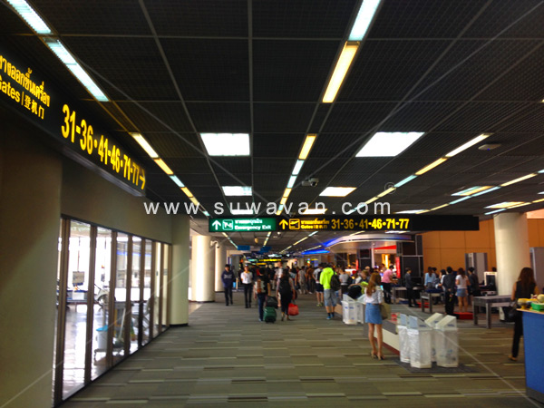 เดินตามป้ายไป GATE 44 เพื่อขึ้นเครื่องนกแอร์