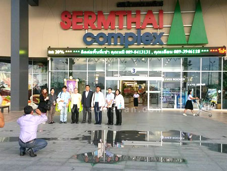 นายกเทศมนตรีเมืองมหาสารคามและคณะผู้เดินทางที่ห้างเสริมไทยคอมเพล็กซ์