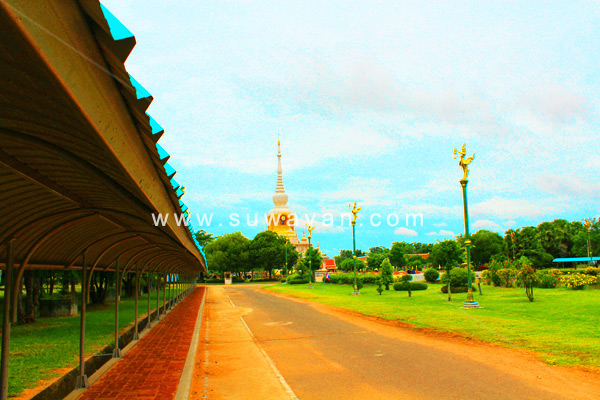 ทางเดินเข้าาตัวองค์พระธาตุนาดูนด้านหน้า