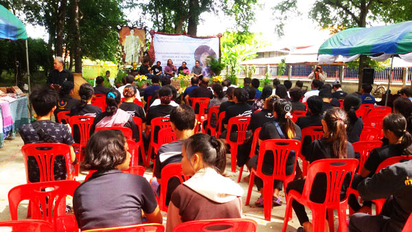 ชาวบ้าน อบต.หนองแคน อ.ปทุมรัตต์ จ.ร้อยเอ็ด ให้ความสนใจเข้าฟังการเสวนา(โสเหล่) 