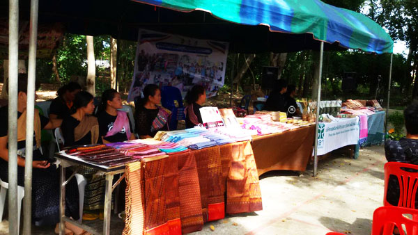 กลุ่มผลิตภัณฑ์ชุมชน ต.หนองแคน  อ.ปทุมรัตน์ ออกร้านแสดงสินค้า