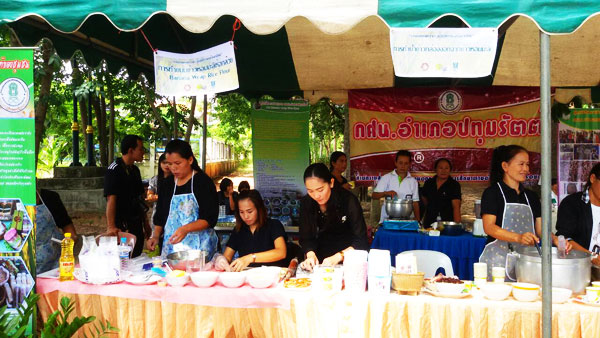 กศน. อำเภอปทุมรัตน์ออกร้านบริการอาหารให้ผู้เข้าเสวนา