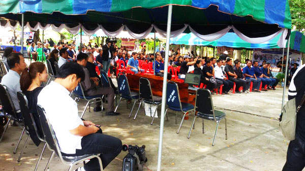 ผู้สือข่าวถ่ายทำรายการเพื่อประชาสัมพันธ์กิจกรรม "จากศาสตร์พระราชาสู่ปฎิบัติการบนท้องนาอีสาน"