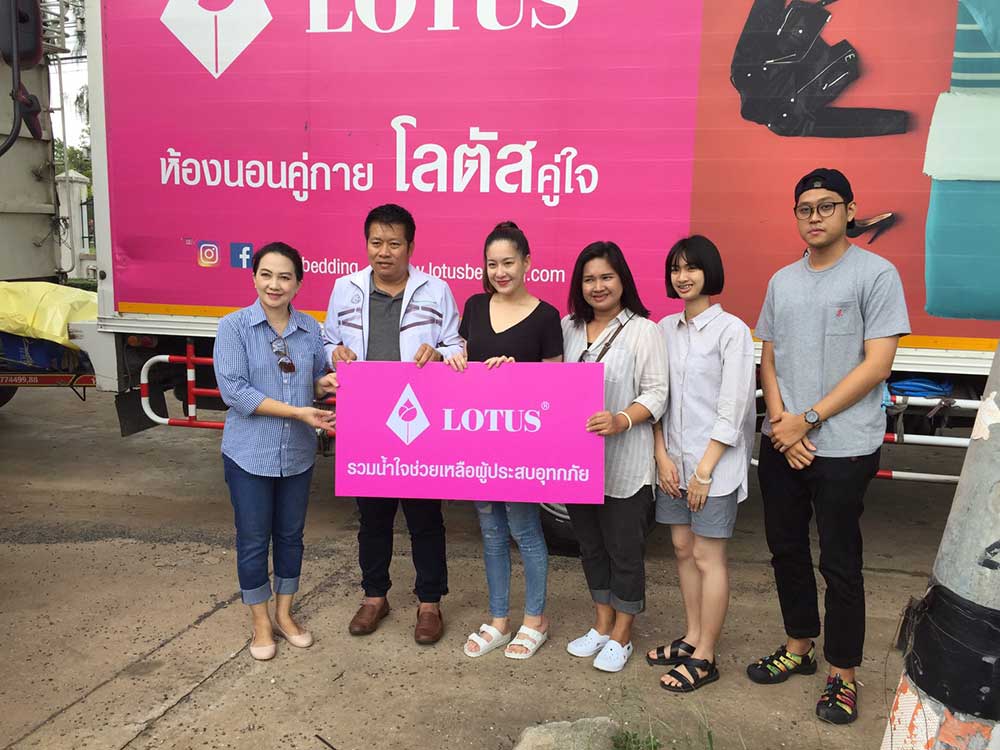 คุณไดอานา จงจินตนาการ และอาสาสมัคร มอบครื่องนอน LOTUS