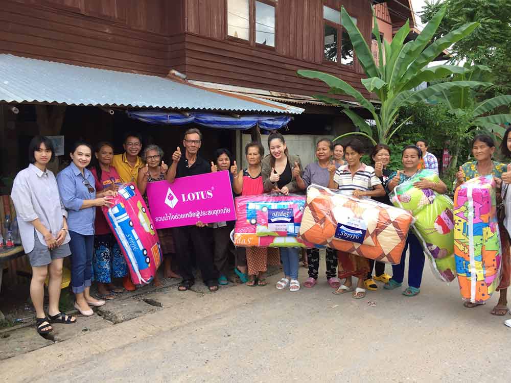 ผู้ประสบภัยนำท่วม ในพื้นที่อำเภอธวัชบุรี จังหวัดร้อยเอ็ด