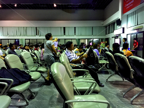 ผู้โดยสารรอเรียกขึ้นเครื่องแอร์เชียที่สนามบินร้อยเอ็ด