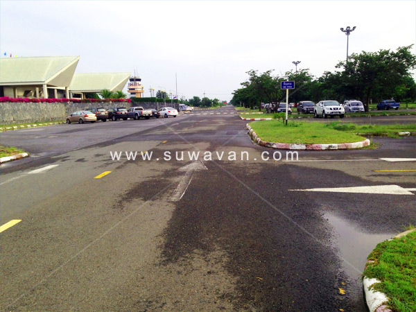 ลานจอดรถสนามบินร้อยเอ็ด