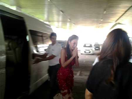 คุณอั้ม พัชราภา ลาทีมงานขึ้นเครื่องที่ท่าอากาศยานขอนแก่น(สนามบินขอนแก่น)