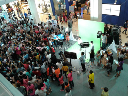 ชาวขอนแก่นมารอดูอั้ม ตั้งแต่เช้าที่ลานโปรโมชั่น เซ็นทรัลขอนแก่น #รถตู้ขอนแก่น