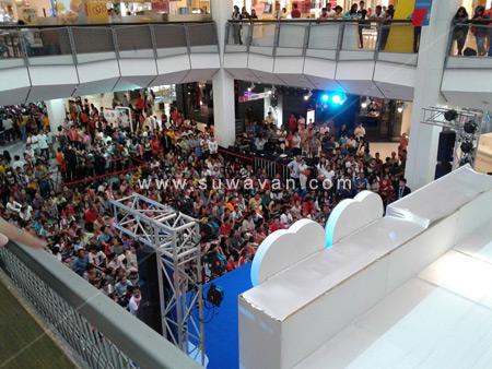 ผู้คนมางานตั้งแต่เช้า