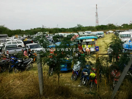 รถจอดมากันแน่นเต็มลานจอดรถ