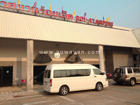ทีมงานรถตู้ร้อยเอ็ดรอรับคณะผู้เดินทางที่ท่าอากาศยานร้อยเอ็ด