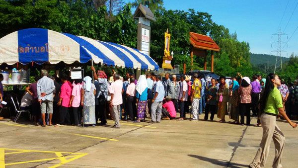 ผู้สูงวัยมาเข้ารับบริการ ตั้งแต่เช้า ณ หอประชุมเอนกประสงค์(OTOP)เทศบาลตำบลเขื่อนอุบลรัตน์ 