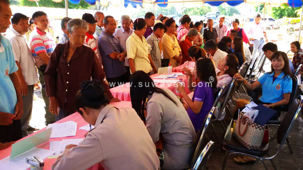 ผู้สูงวัยมาลงทะเบียนเข้าร่วมงานโครงการแว่นตาผู้สูงวัยในสมเด็จพระเทพรัตนฯ