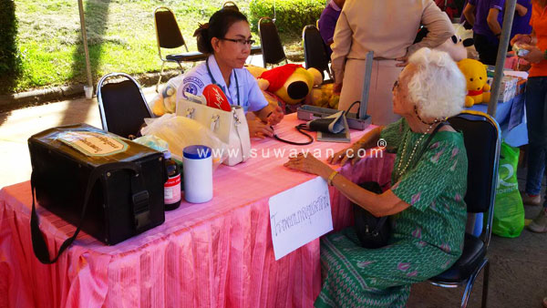โรงพยาบาลอุบลรัตน์ มาให้บริการตรวจร่างกายกับผู้สุงอายุ