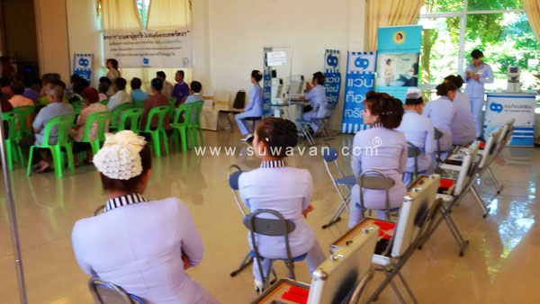 เจ้าหน้าที่ห้างแว่นท๊อปเจริญพร้อมให้บริการตรวจวัดสายตา