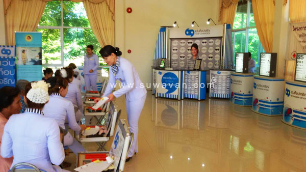 เจ้าหน้าที่ห้างแว่นท๊อปเจริญให้บริการตรวจวัดสายตาแก่ผู้สูงวัย