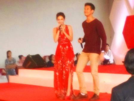 มิน เวียร์ ร่วมร้องเพลง