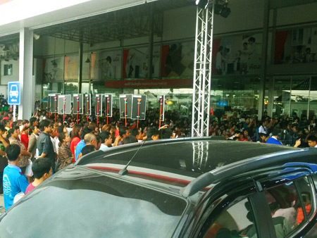 ผู้เข้าร่วมงานเปิดเอสซีจี โฮมโซลูชั่นสาขาขอนแก่นอย่างคับคั้ง