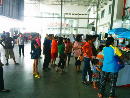 ผู้ร่วมงานลงทะเบียนรับของรางวัล