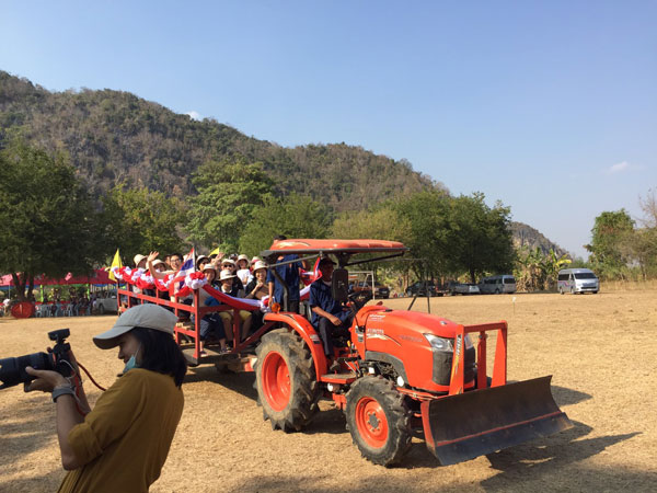 คณะแพทย์ นั่งขบวนรถไถที่ทจัดตกแต่งสวยงาม