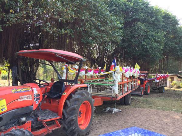 รถไถ ตกแต่งไว้เตรียมต้อนรับ