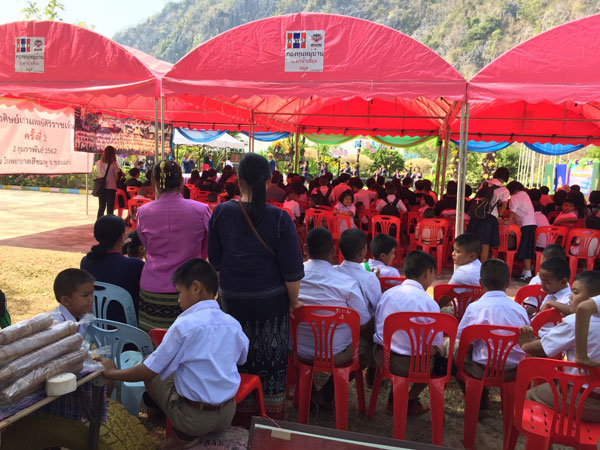 คณะครู นักเรียนร่วมงาน